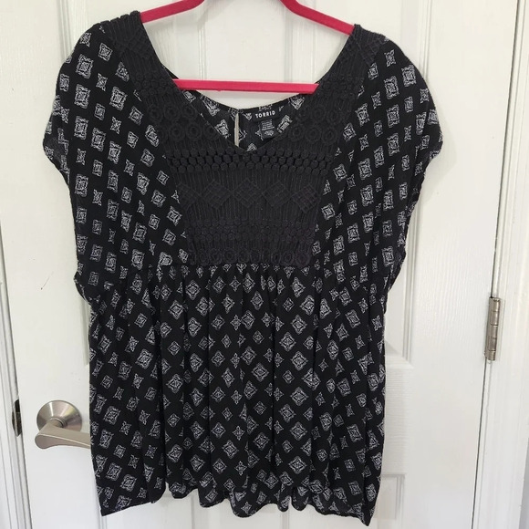 torrid Tops - Torrid Black & White Diamond Print Top